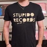 Stupido Records T-paita (musta tai punainen)