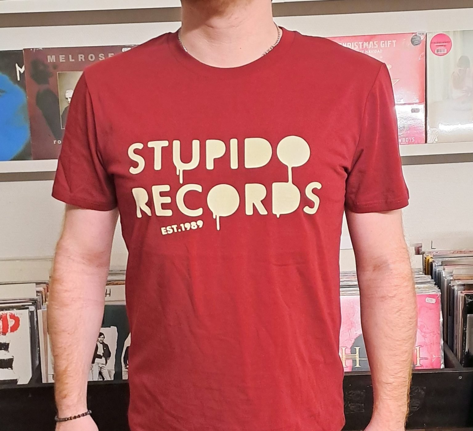 Stupido Records T-paita (musta tai punainen)