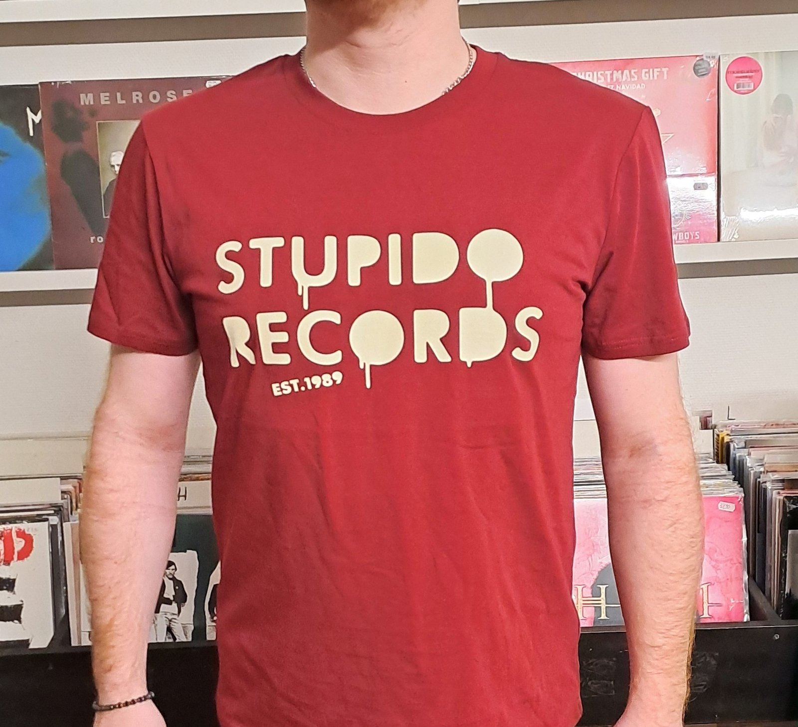 Stupido Records T-paita (musta tai punainen)